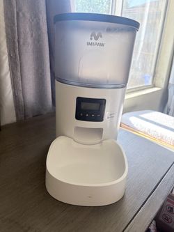Automatic cat dispenser