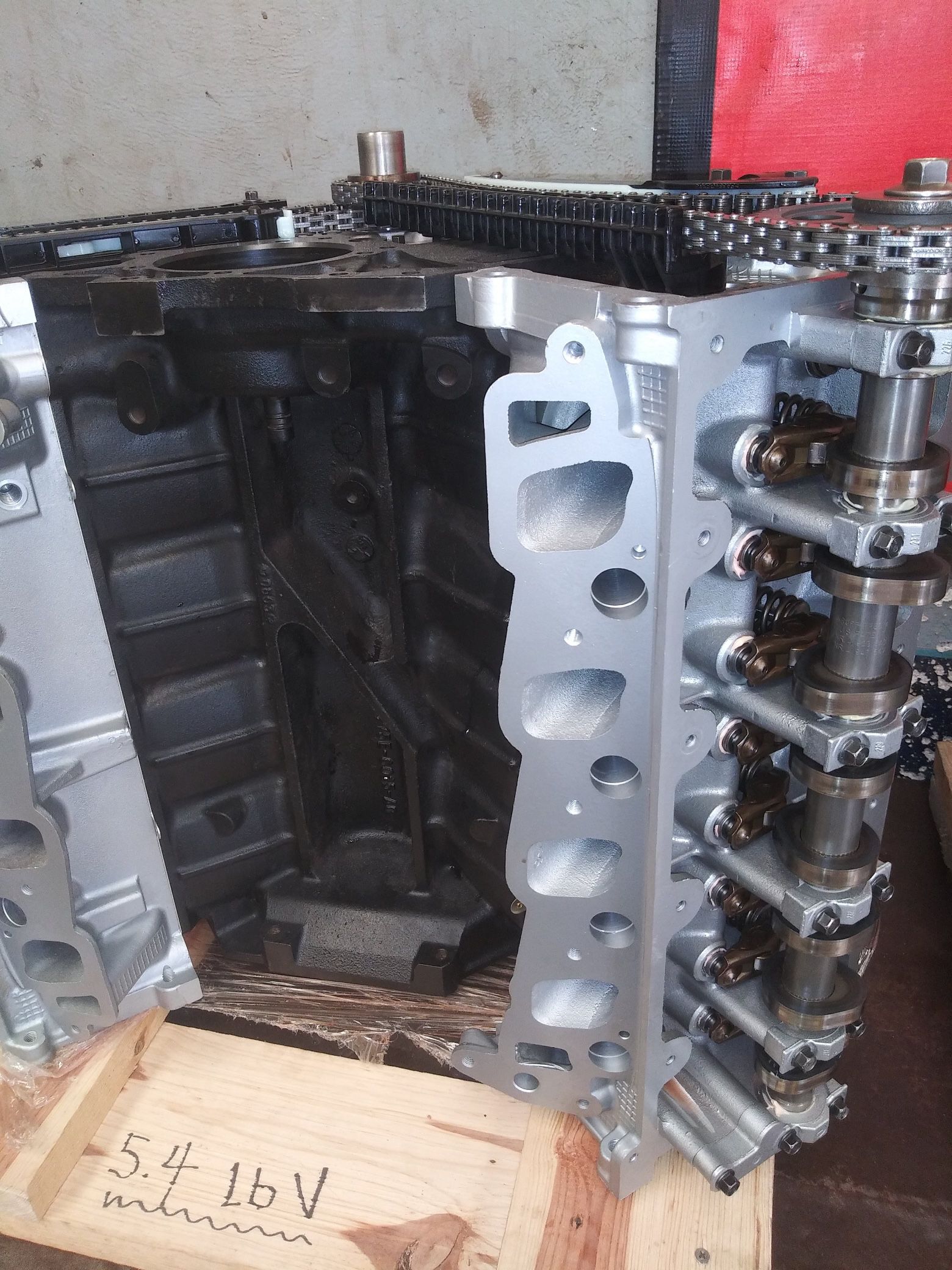 5.4 Ford long block engine 16 V