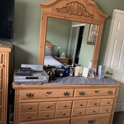 5 pcs Bed room set Queen size in good conditions .. mattress and items Not included 