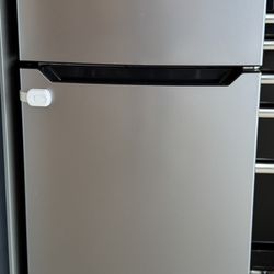 4.4 cu. ft mini fridge