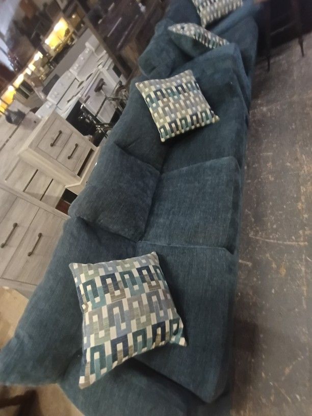 Two Blue Fabric Couches β Comfortable, Stylish & Sturdy
π Chicago IL, Grand Crossing - 69th Street $ State St.