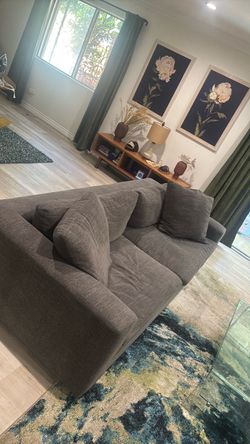 Beautiful couch 8’ x 3.5’