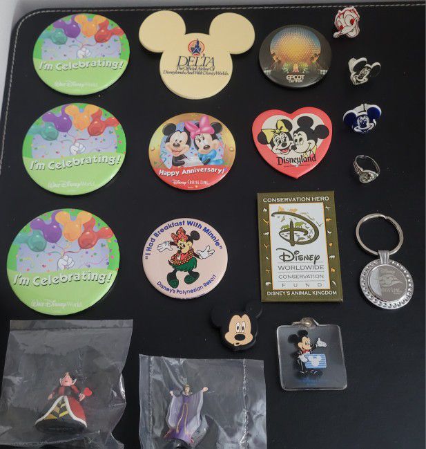 Lot Of 18 Disneyana Collectibles Buttons Rings & Keychains Mickey Donald Minnie