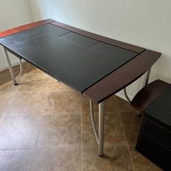 Nice Leather Desk and Matching End Table 