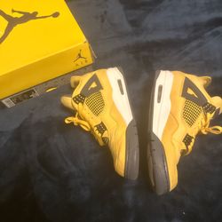 Jordan 4 Lightning Size 9.5