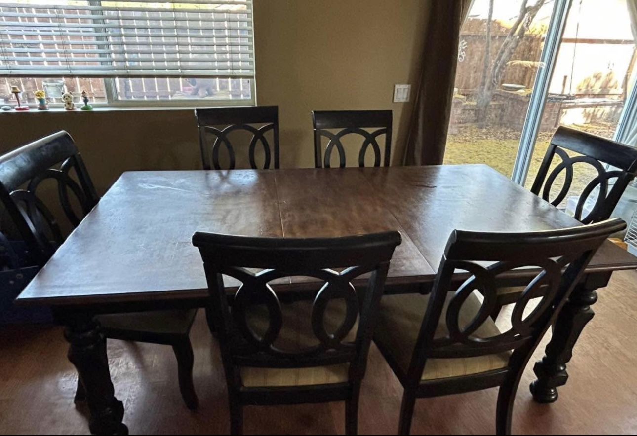 Dining Room Table / Kitchen Table