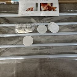 Small  Expandable Dog Gate 22-39”x9.4 