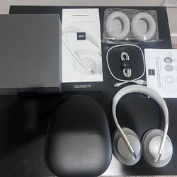 Bose Noise Cancelling Wireless Bluetooth Headphones 700, with Alexa Voice Control, Silver With Brand New Ear Cuffs