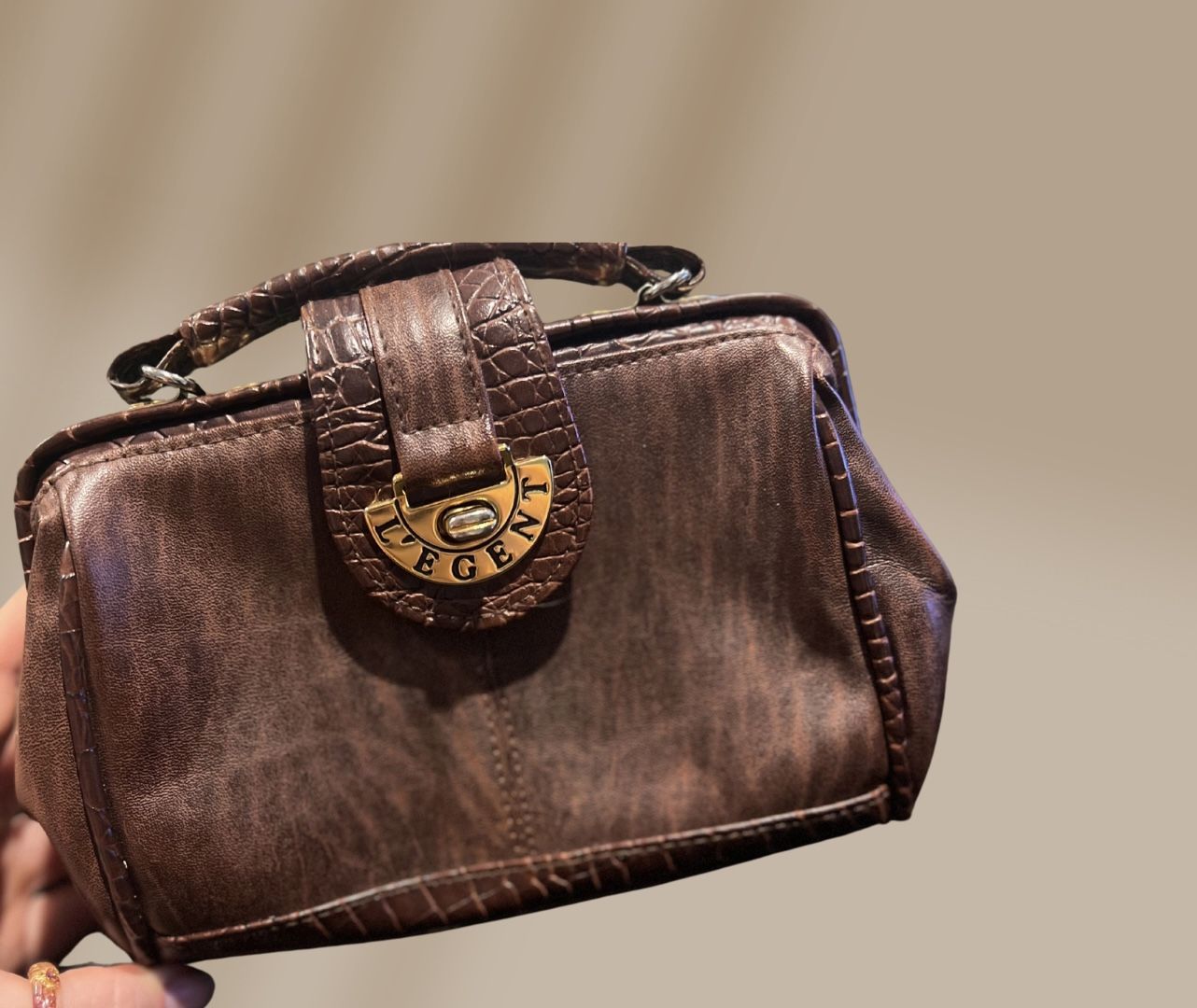 L’egent brown leather clutch