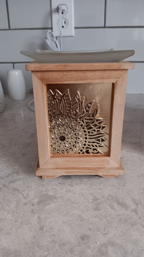 ScentSationals full size fragrance warmer, golden sunflower