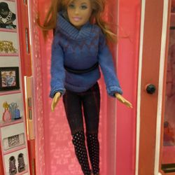 Barbie With 9 Outfits And Closet