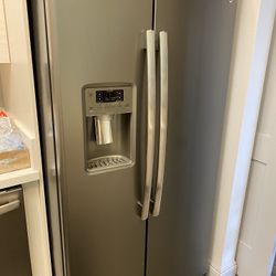 GE Electric Stove Side By Side Refrigerator Dishwasher And Microwave