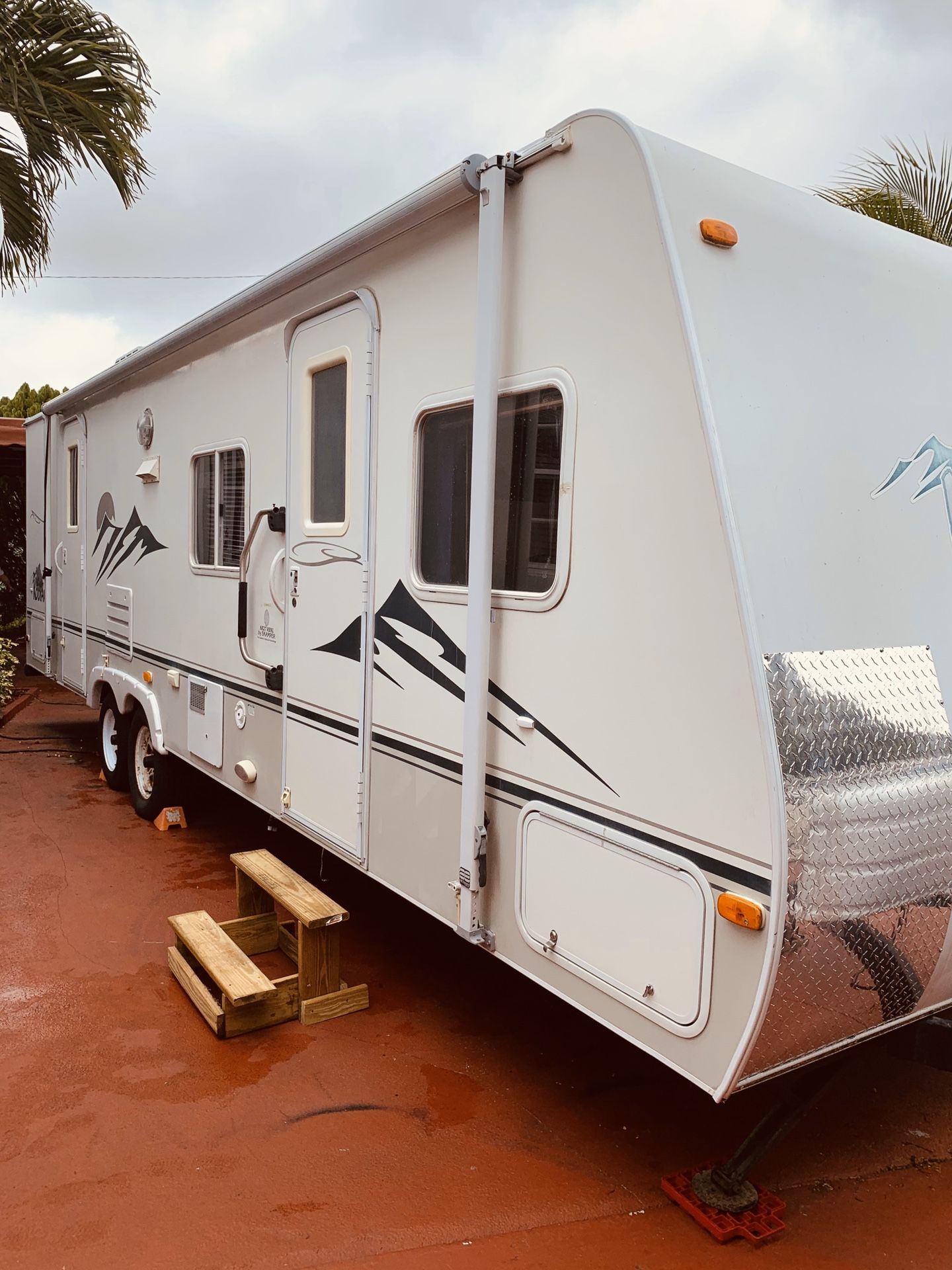 Rv trailer 2005 de 28 pies título limpio for Sale in Hialeah, FL - OfferUp