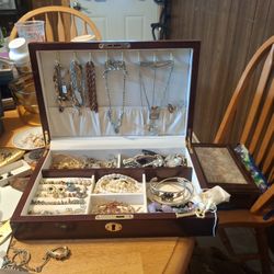 Assortment of jewelry 