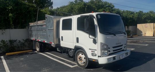 2020 Truck V8 gas Isuzu