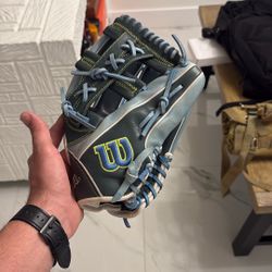 A2000 Wilson 12”   3B Or Pitching Glove