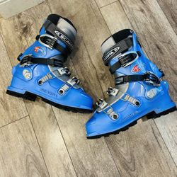 SCARPA TOURING SKI BOOTS SIZE 9.5/10