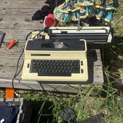 ⌨️ Vintage Silver-Reed Electric 8700 Typewriter – $40 (Works Great!)  Classic Silver-Reed Electric 8700 typewriter in clean, working condition. A perf