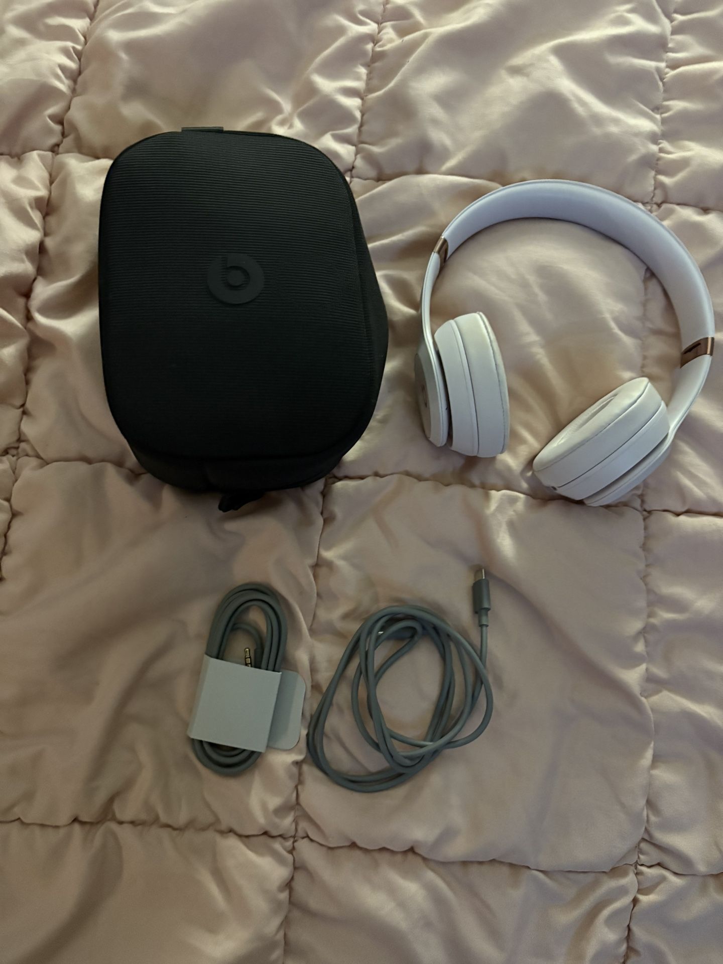 Beats Solo 4 Wireless Headphone (pink)