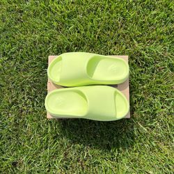 YEEZY SLIDE ‘GLOW GREEN’