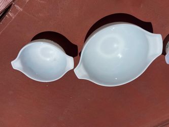 2 Pyrex bowls. 1 large and 1 small.