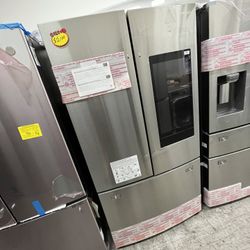 NEW FAMILY HUB SAMSUNG REFRIGERATOR