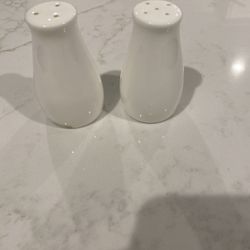 Salt & Pepper Set Nevaeh White (Bone) by FITZ & FLOYD like new