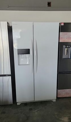 Frigidaire Side‑by‑Side Fridge – White, Ice/Water Dispenser