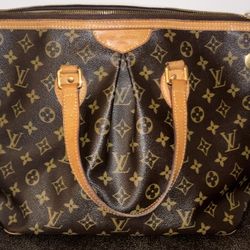 Beautiful LV purse 