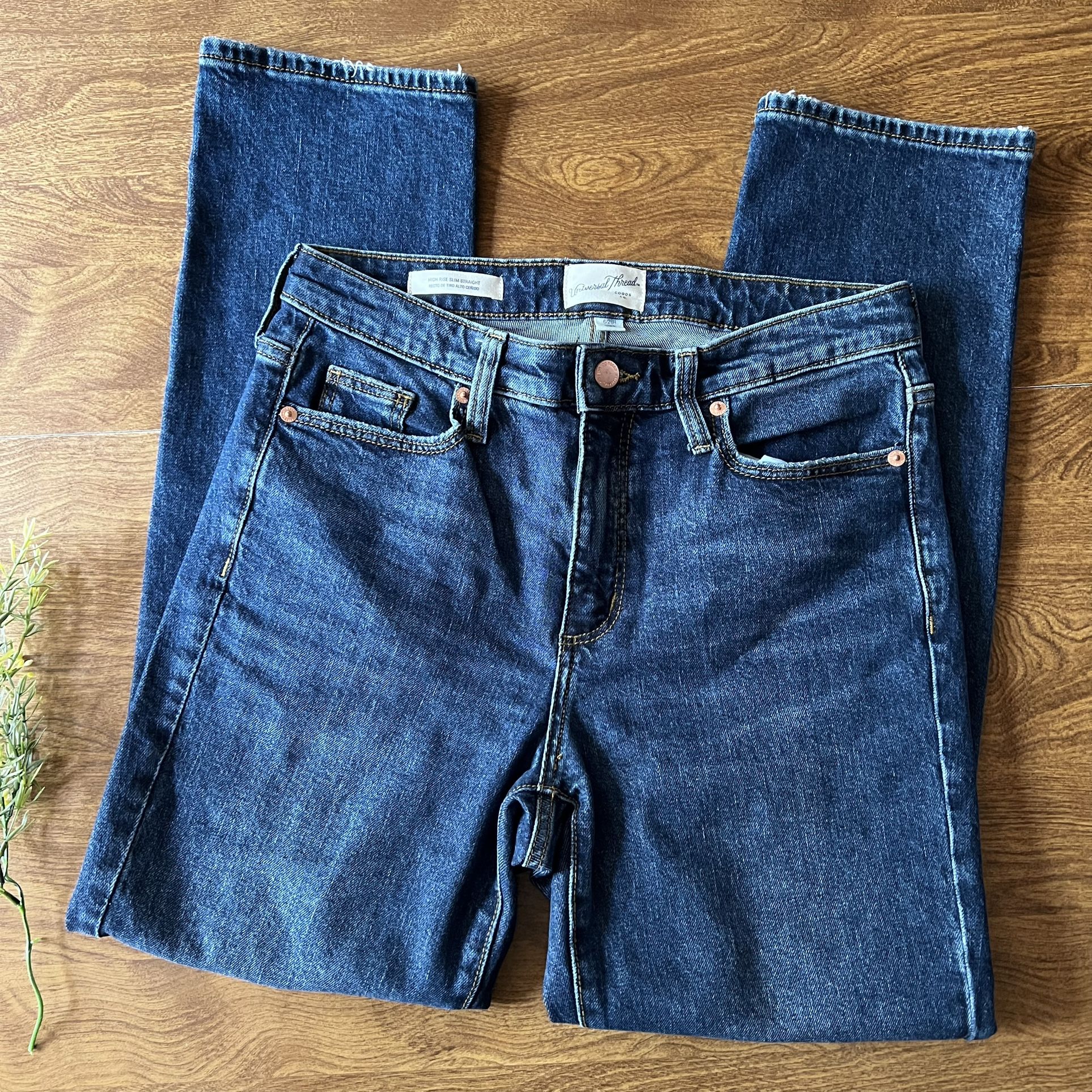 Universal Thread High Rise Slim Distress straight Denim Jeans size 6/28R for Sale in Covington