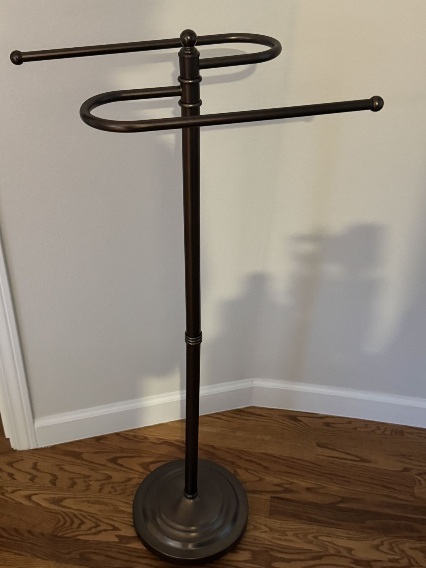 OIL RUBBED BRONZE free standing towel rack