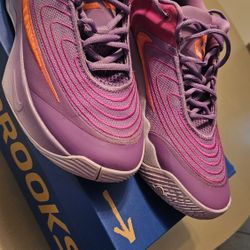 Size 8 Nike Tennis Shoes