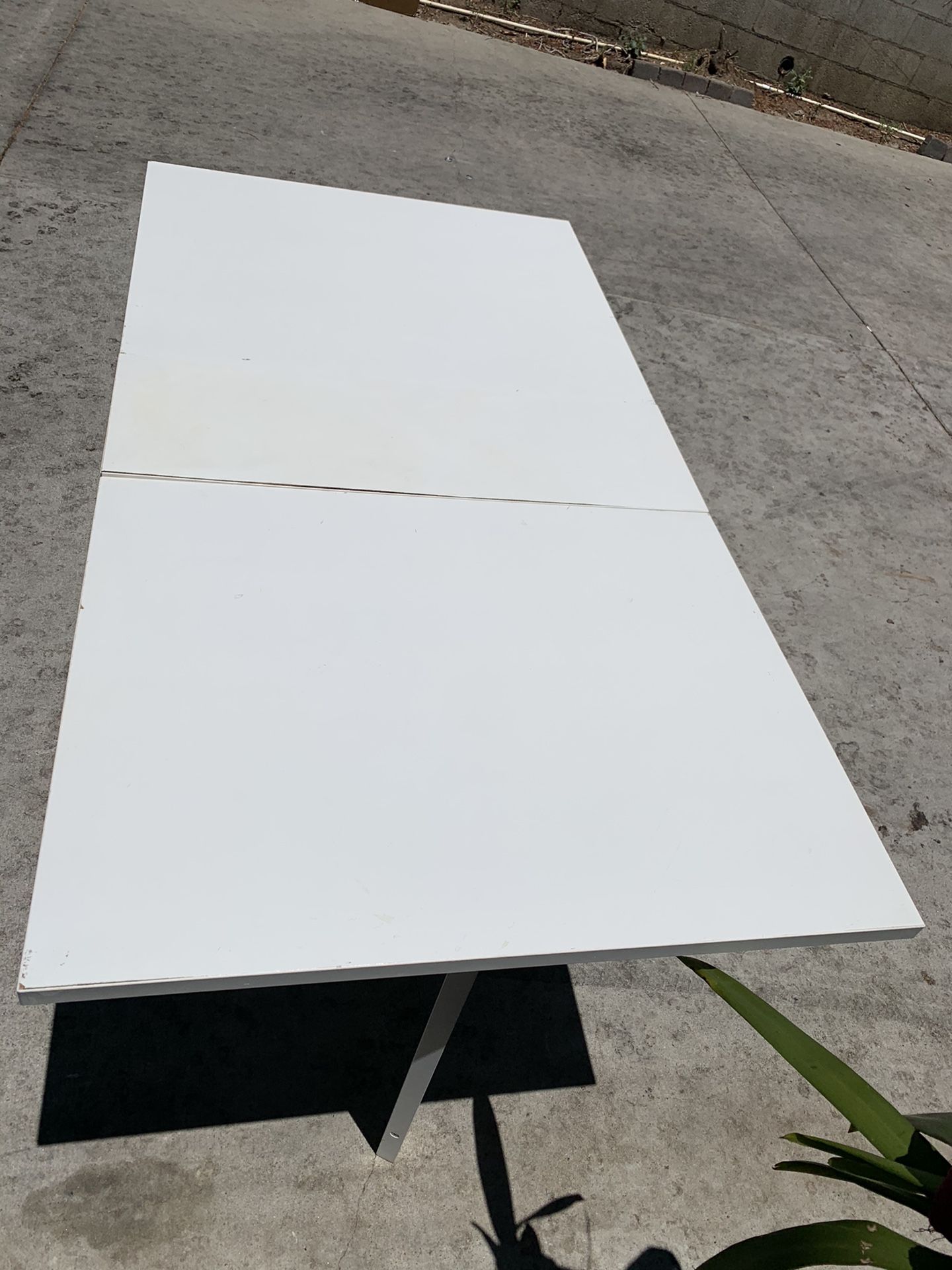 Folding table