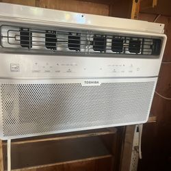 Lightly Used AC With Remote