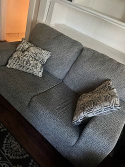 Couches with 4 decorative pillows