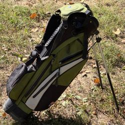 US Kids Golf Jr’s Green and black golf bag with multiple pockets and straps balls and gloves included