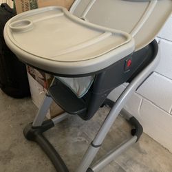 Covertible Graco baby and toddler High Chair