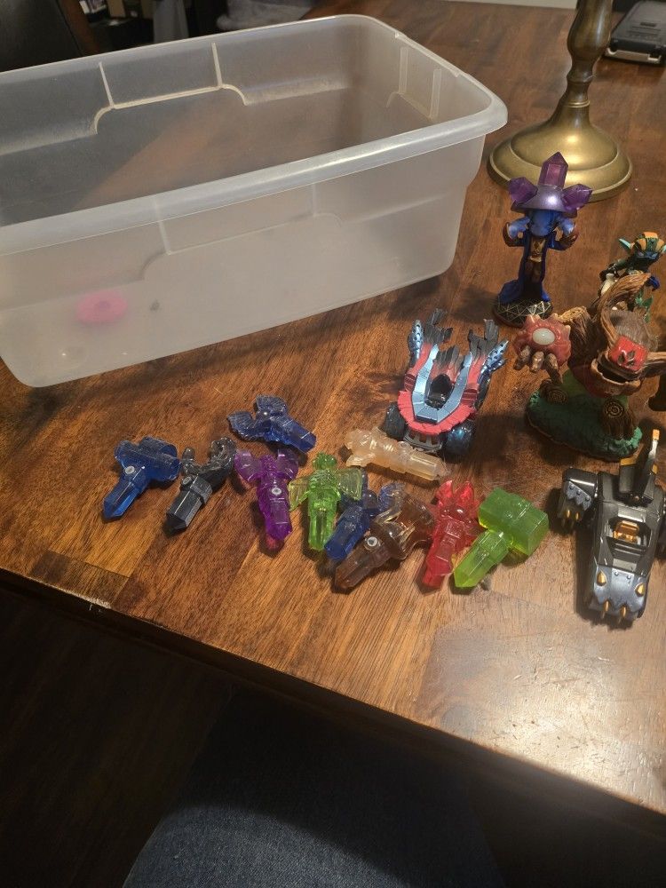 Skylander Lot With 2 Portals