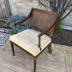Vintage Cane Back Wood Armchair – Regency / Colonial Style Accent Chair  ⸻  Description  Vintage cane-back wood armchair with classic Regency / Coloni