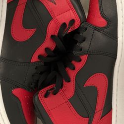 Jordan 1 mid “banned”