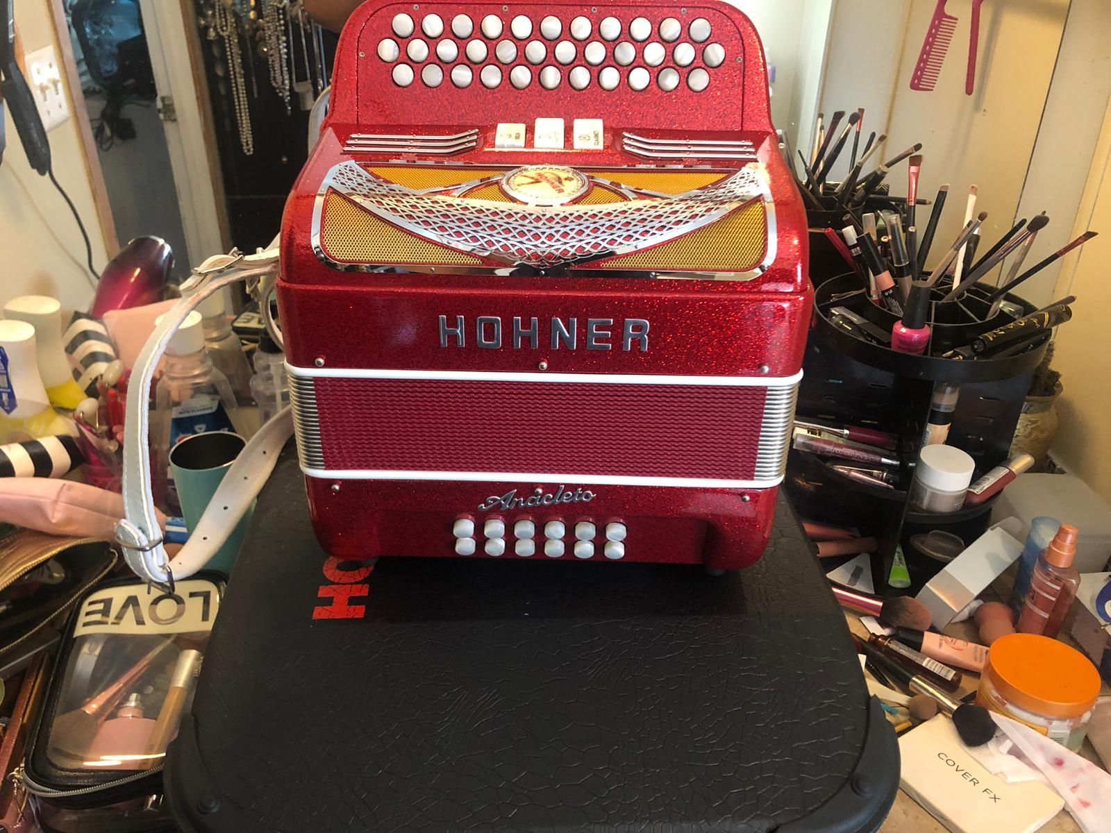 Súper beautiful HOHNER Anacleto accordion 3 switch in Fa
