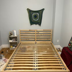 Queen bedframe