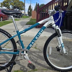 Raleigh Mountain Bike 24"Tires 
Great Condition Ready to Ride 