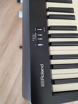 Used Roland FP-10 88-Key Digital Piano used for about 3months in good condition