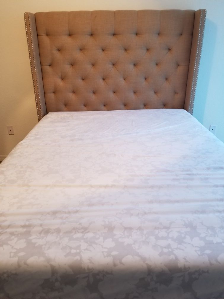 Queen bed with or without matresses/box spring
