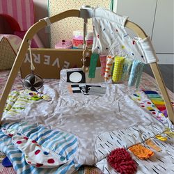 Love every lovevery wooden play gym Montessori tummy time mat *pick up north Miami Beach publix