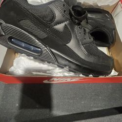 Nikeair Max 90.        Size 9.5