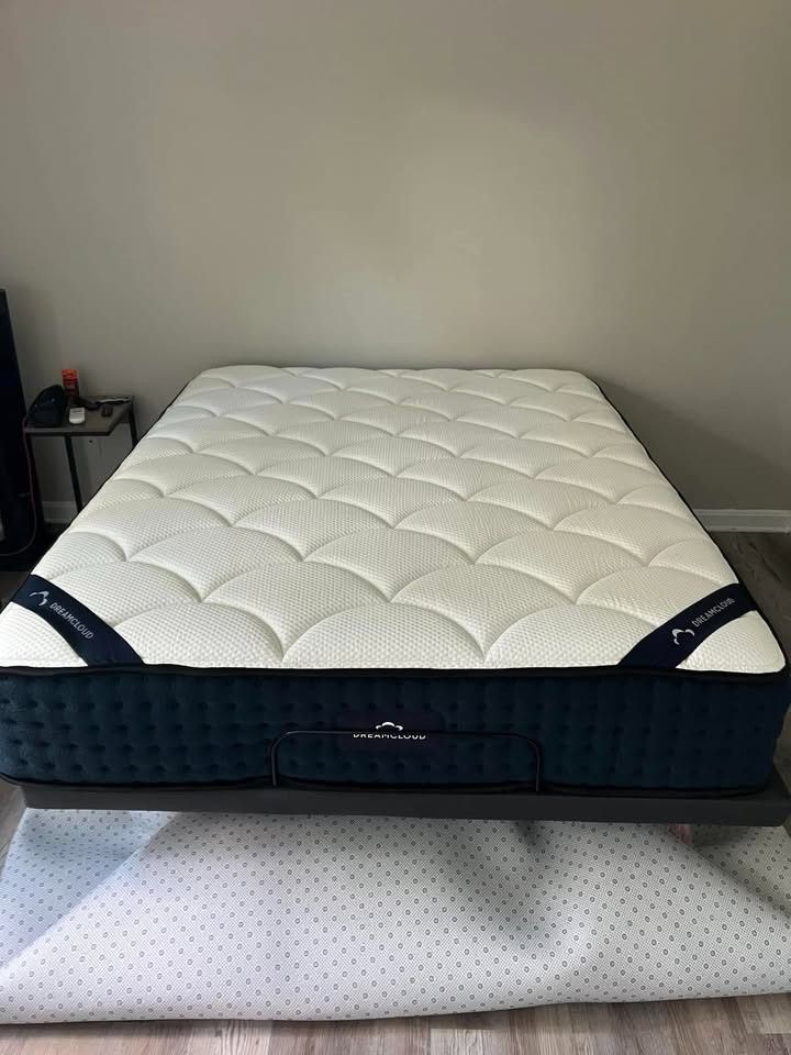 The DreamCloud, Queen, Like New, Perfect Condition
