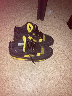 Air Jordan 4 Thunder Black Yellow Sneakers