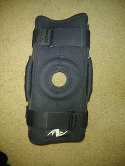 Like new medical knee brace. 25$ paid over 150 for it.